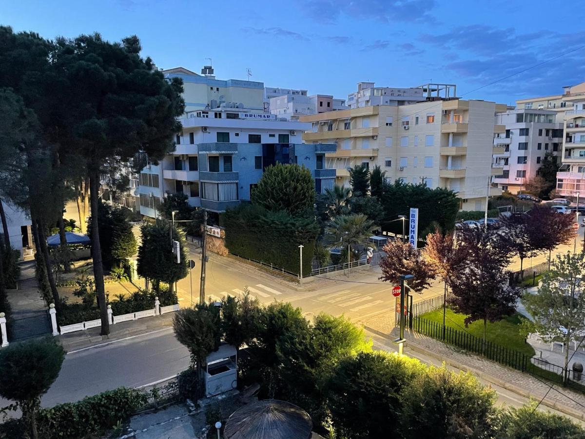 Modern Comfy Apartment With Balcony ドゥラス エクステリア 写真